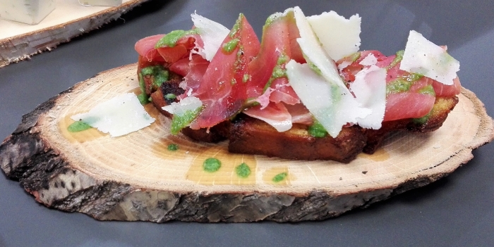Torricado de Broa com Presunto e Pesto