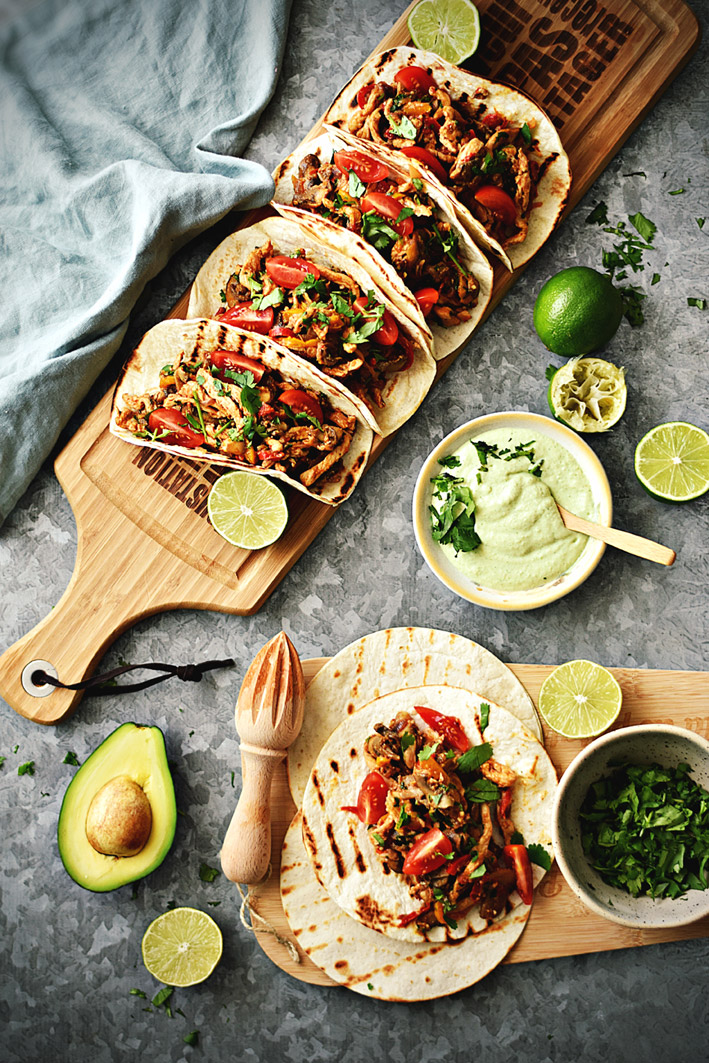 Tacos-de-Frango-com-Molho-de-Abacate-e-Lima
