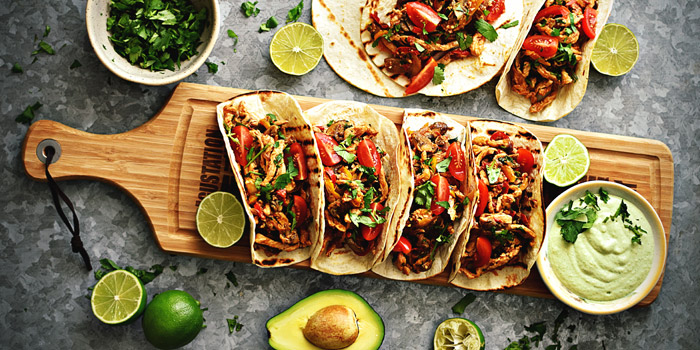 Tacos-de-Frango-com-Molho-de-Abacate-e-Lima-DeBORLA-700X350